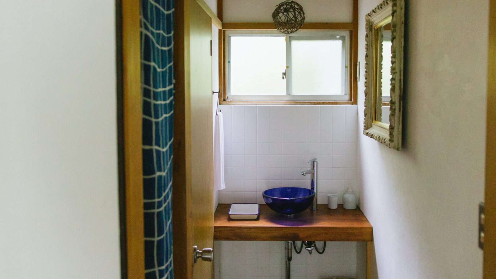 Sink and mirror at Coya Cottage
